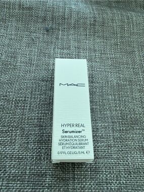 MAC new in package 0.17fl oz Hyper Real Serumizer